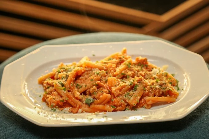 Casarecce con pomodorini, salsiccia sbriciolata e provola del menù del Monastè