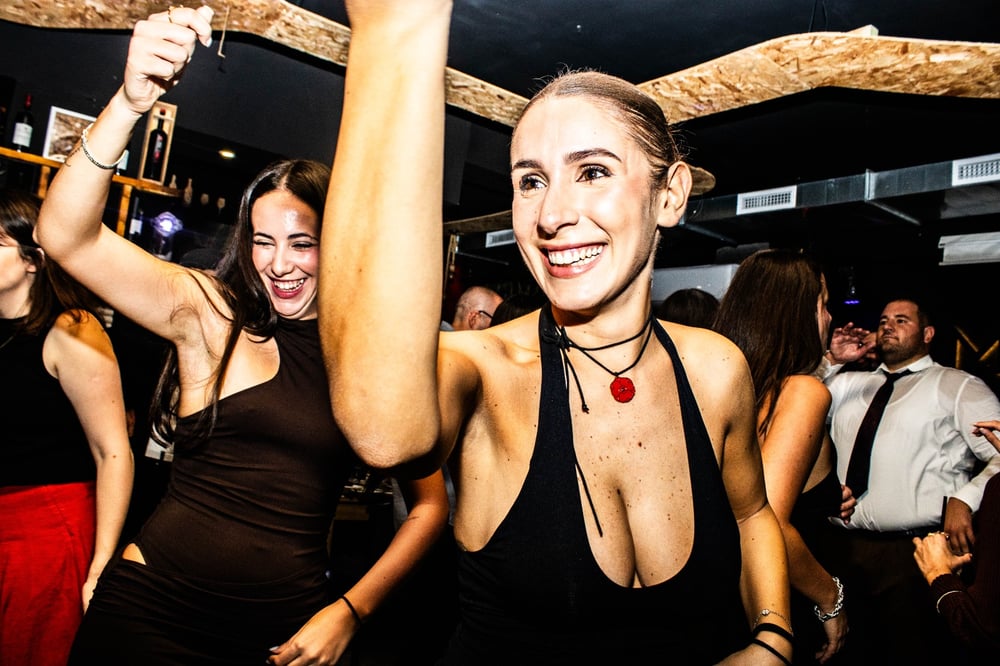 Ragazze che ballano sorridenti durante una serata al Monastè